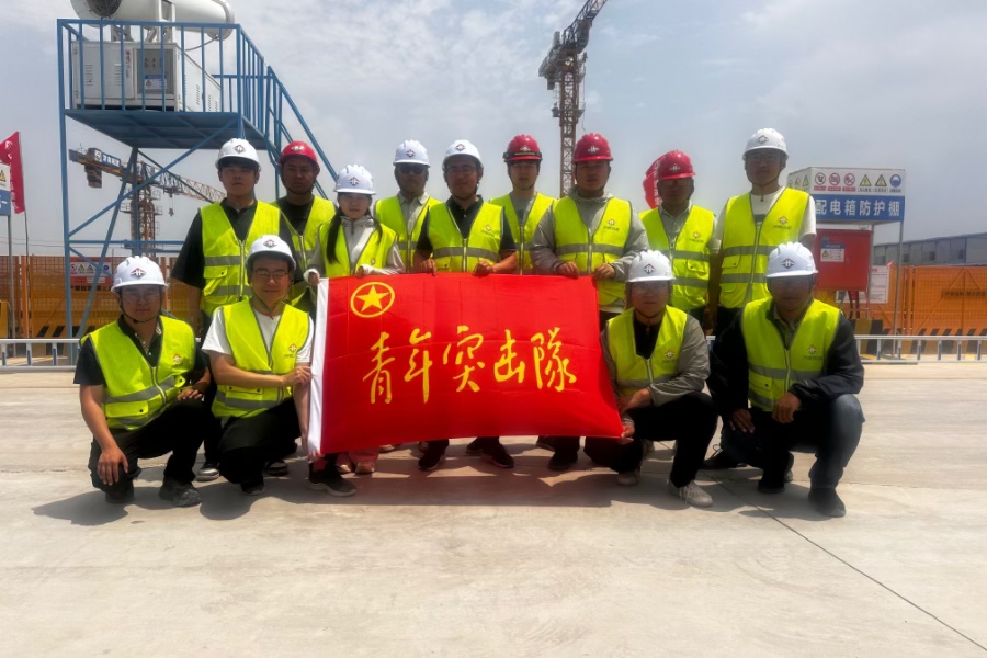 青年突击勇破局 聚力奋进促生产 集团丁太鲁安置房项目A-02地块顺利完成 垫层施工