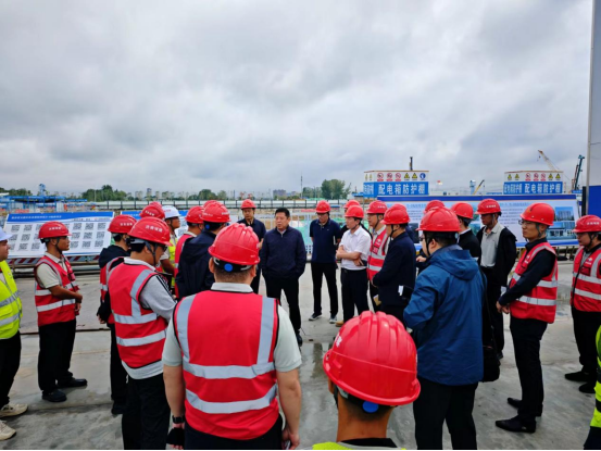 济南城市建设集团总经理杨峰带队 到D-4地块项目督导检查安全生产工作