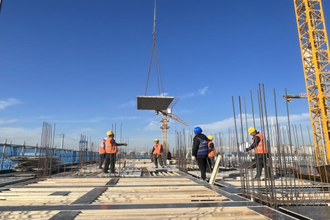 首装告捷！首件装配式叠合板精准就位 城建建筑公司起步区大桥片区D-4地块项目 首件装配式叠合板安装成功