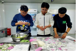 冬至饺子香 温情暖人心 城建建筑公司起步区游泳馆项目部组织冬至包饺子活动