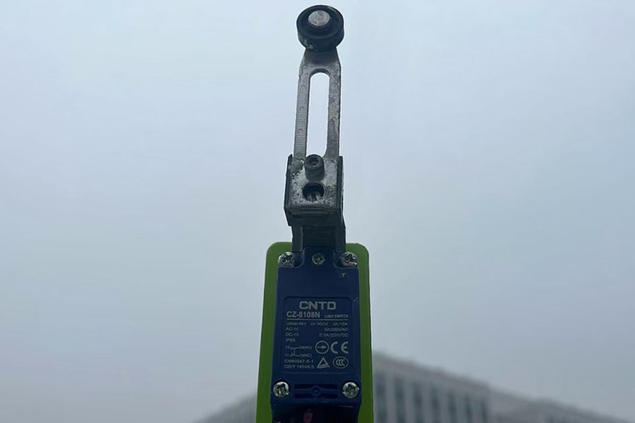 限位装置护航 助力项目安全高效推进 城建建筑公司济南遥墙机场项目应用升降车高度限位装置