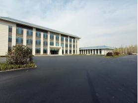 昼夜鏖战铸精品 攻坚克难保节点 城建建筑公司遥墙机场M1M2M3M4地块项目部 沥青摊铺圆满完成