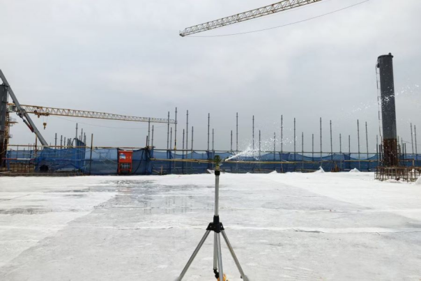 城建建筑公司起步区游泳馆项目部应用喷淋系统 赋能楼面混凝土养护