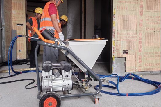 防水喷涂工具助力施工质量升级 城建建筑公司遥墙机场项目应用防水涂料喷涂机
