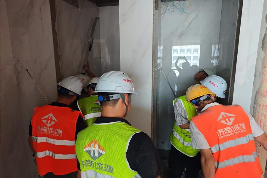 精检严改 守护品质 城建建筑公司遥墙机场项目强化卫生间岩板施工质量管控