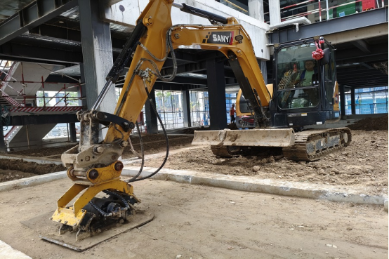 城建建筑公司孙耿幼儿园项目应用 挖掘机液压夯助力房心土回填施工