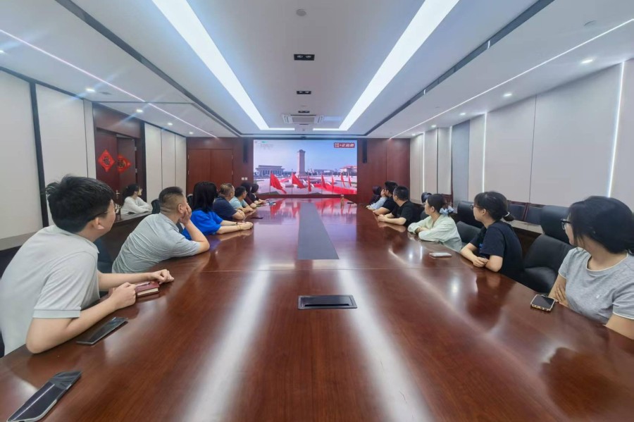 城建建筑公司组织观看抗战胜利80周年阅兵盛况 爱国主义精神深植企心