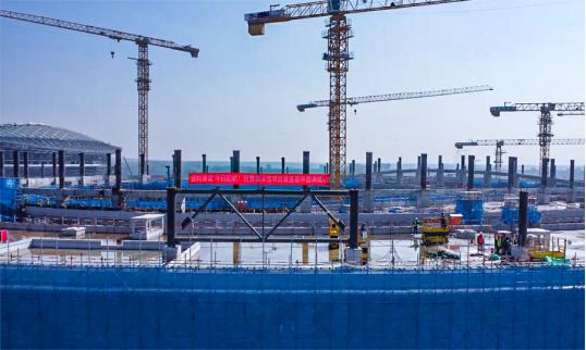 钢构脊梁正式起航！集团起步区游泳馆项目屋盖钢结构首吊顺利启动