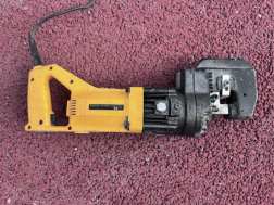 城建建筑公司起步区大桥片区D-4地块项目 引进新型型材开孔器——电动液压冲孔机