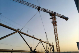 严守吊装安全线 决战攻坚保收官 城建建筑公司起步区游泳馆项目以硬核管理筑牢 钢结构吊装安全屏障