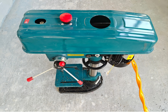 城建建筑公司孙耿幼儿园项目创新应用台式机床技术 实现镀锌方管龙骨高效精密打孔