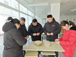 蒜香四溢迎腊八 凝心聚力促生产 城建建筑公司起步区大桥片区D-4地块项目开展 “迎腊八 暖一线”主题活动