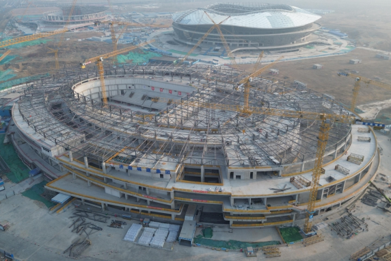重器就位，攻坚提速！ 城建建筑公司起步区游泳馆屋盖钢结构施工取得阶段性成果