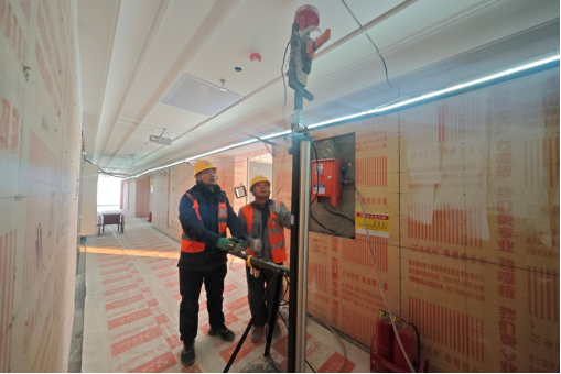 城建建筑公司遥墙机场项目精装修工程 应用气动电锤升降支架