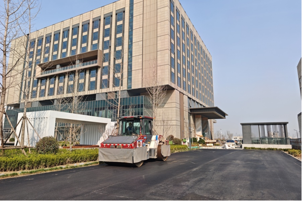 城建建筑公司遥墙机场项目带状公园沥青路面施工圆满收官