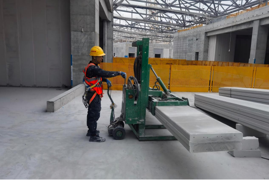 智能建造提效率 技术创新保品质 城建建筑公司起步区游泳馆项目率先应用ALC装板车 助力提质增效
