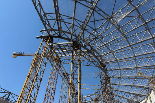 安全为先 稳步推进 城建建筑公司起步区游泳馆项目钢结构网架分块吊装首吊顺利就位