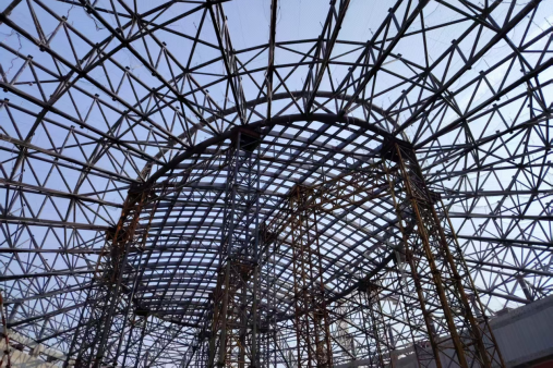精准控载守匠心 毫米同步克难关 城建建筑公司起步区游泳馆项目顺利完成天窗区域钢结构液压卸载