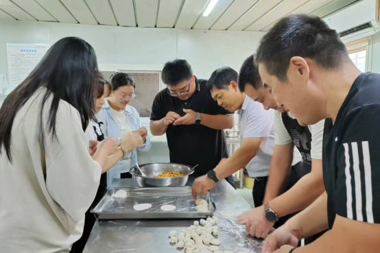 饺暖人心 共庆中秋 城建建筑公司起步区游泳馆项目部、智慧停车场项目部联合开展“我们的节日·中秋节”活动