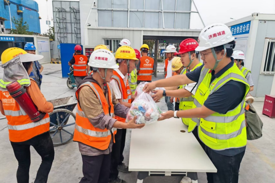 情暖中秋 心系工友 城建建筑公司张刘安置房项目开展中秋慰问活动